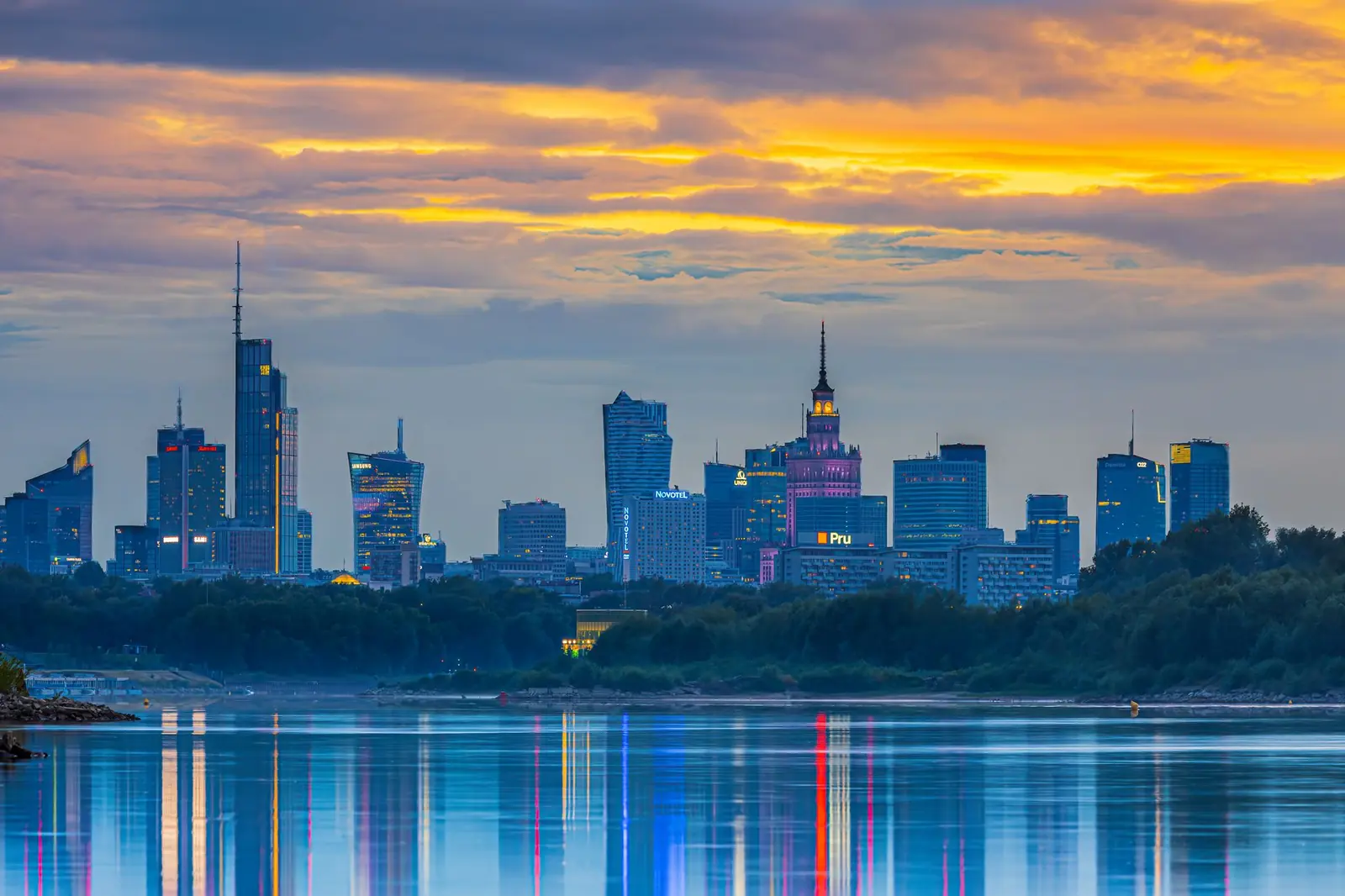 Panorama biurowców Warszawy o zmierzchu nad Wisłą